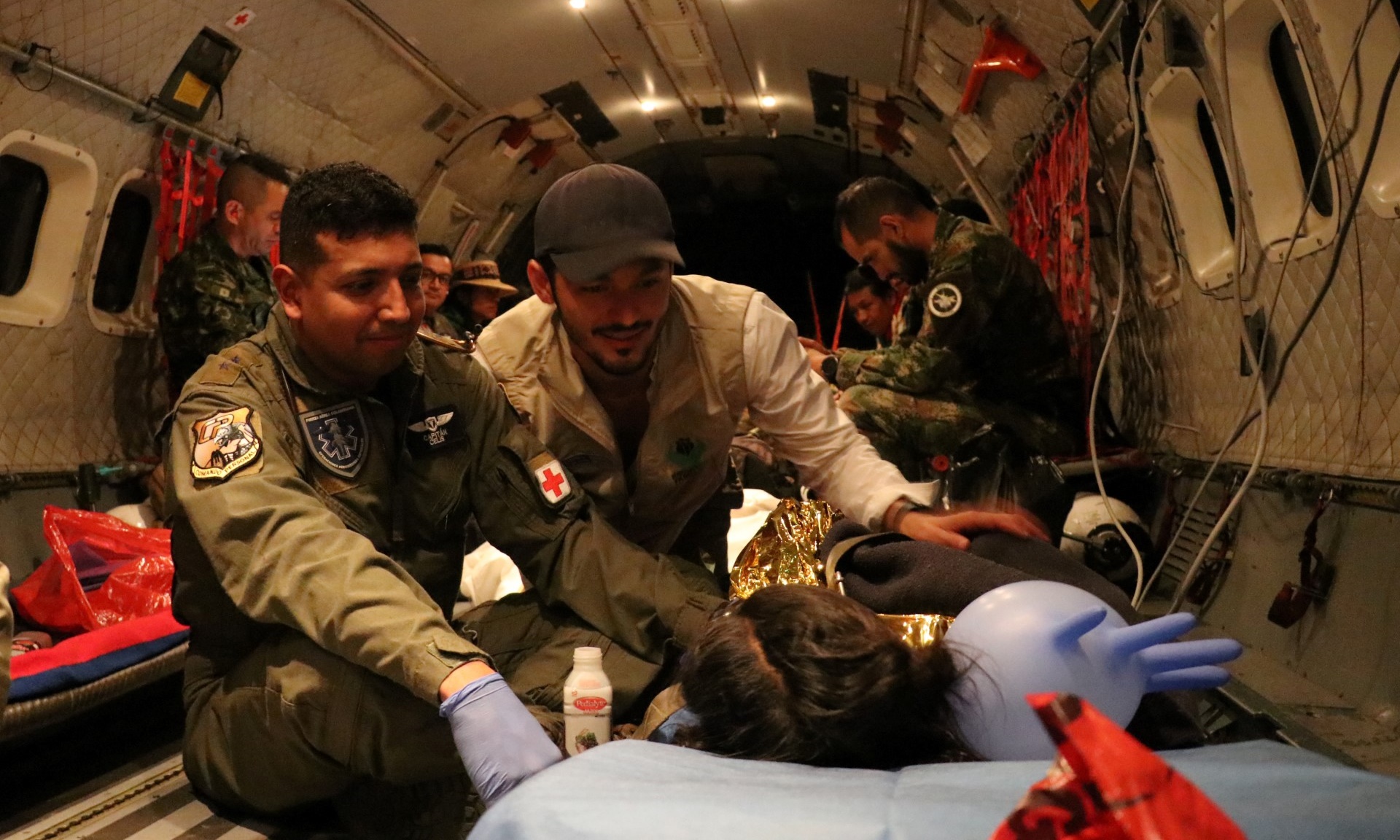 33j42un-preview-8299-1686528503 Lực lượng cứu hộ chăm sóc cho một trong 4 đứa trẻ sau khi tìm thấy các em trong rừng Amazon hôm 9/6. Ảnh: AFP