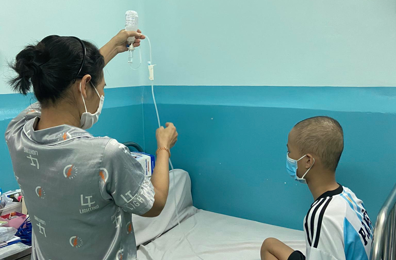 350966755-266407272552886-7934-7237-9936-1686479442 Chị Dung canh thuốc cho con chiều 9/6, tại Bệnh viện Nhi đồng II. Ảnh: Lưu Ngân