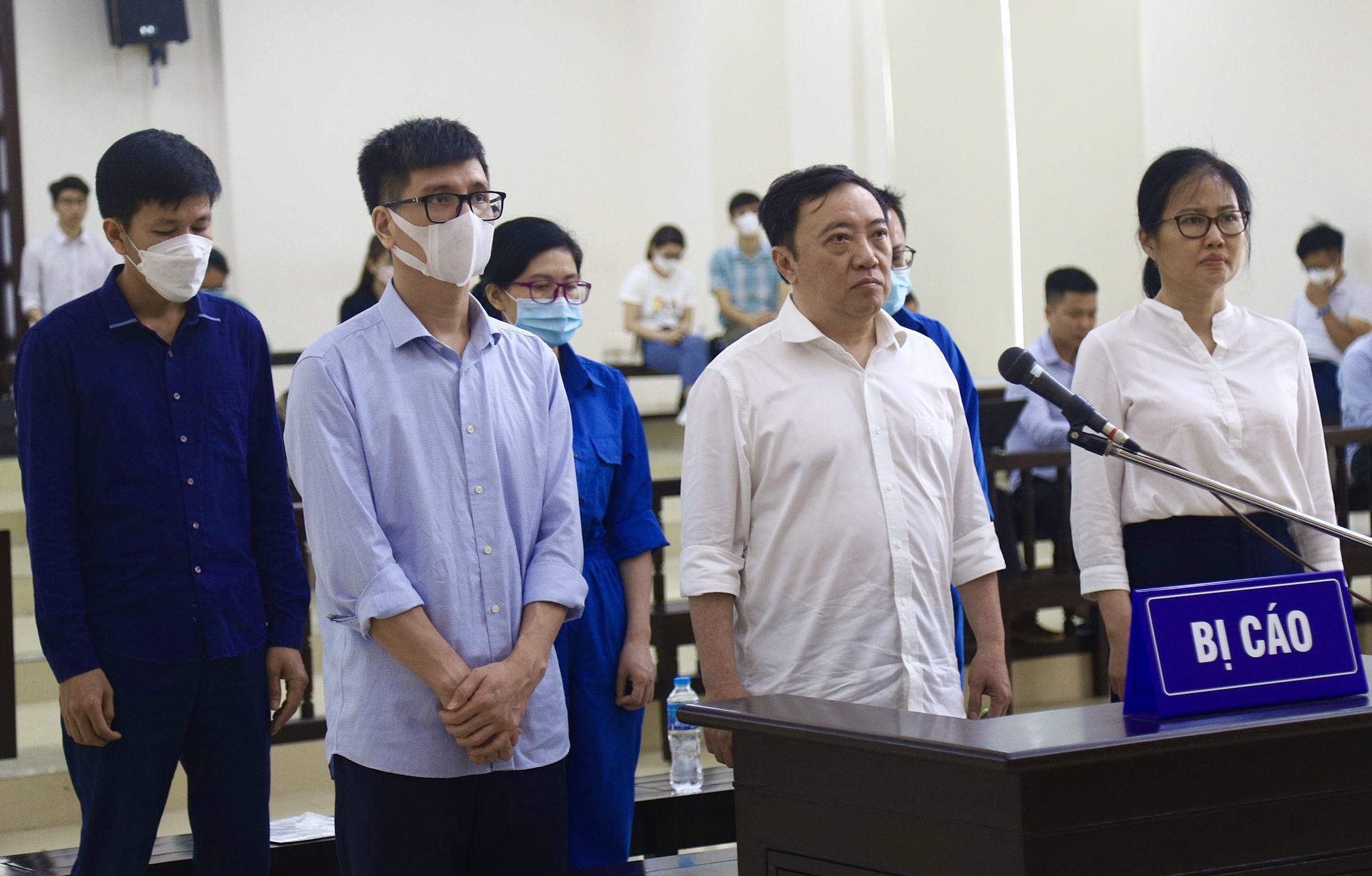 Bị cáo Phan Huy Anh Vũ, (giữa hàng đầu) cựu giám đốc bệnh viện đa khoa và sở Y tế Đồng Nai, được hơn 4.000 cán bộ, bệnh nhân và người dân tỉnh này viết đơn xin giảm nhẹ do có nhiều cống hiến ngành y, được tòa giảm án tù. Ảnh: Danh Lam