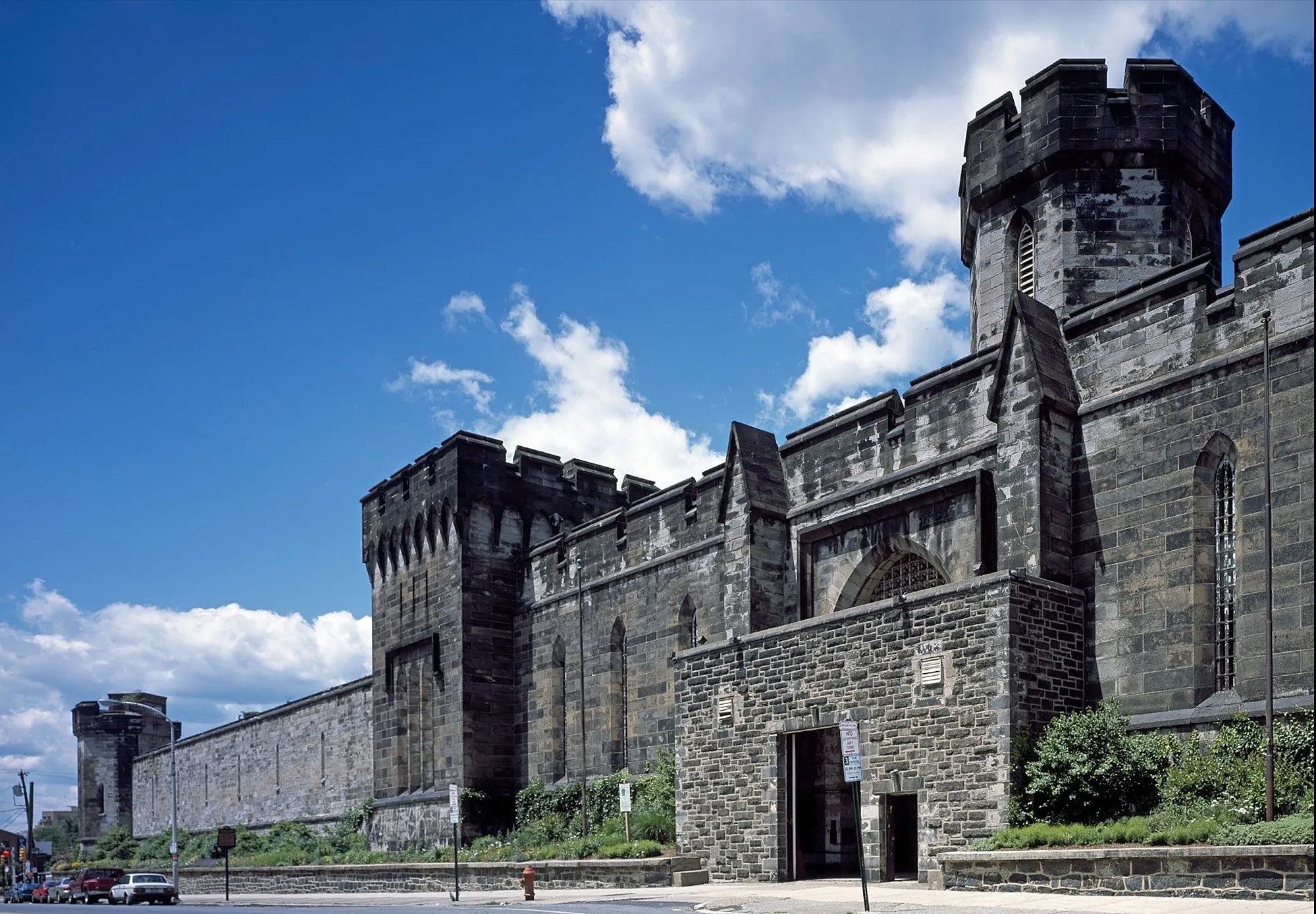 a-nh-chu-p-ma-n-hi-nh-2023-06-4394-4826-1686149869 Cổng chính của ESP với quy mô được ví như thành trì kiên cố của một đế chế. Ảnh: Legend of America