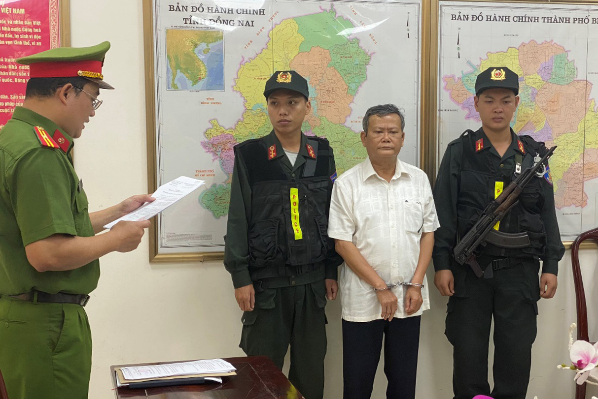 bat-1-4701-1686887612 Ông Nghĩa nghe lệnh bắt tạm giam sáng nay. Ảnh: Thái Hà
