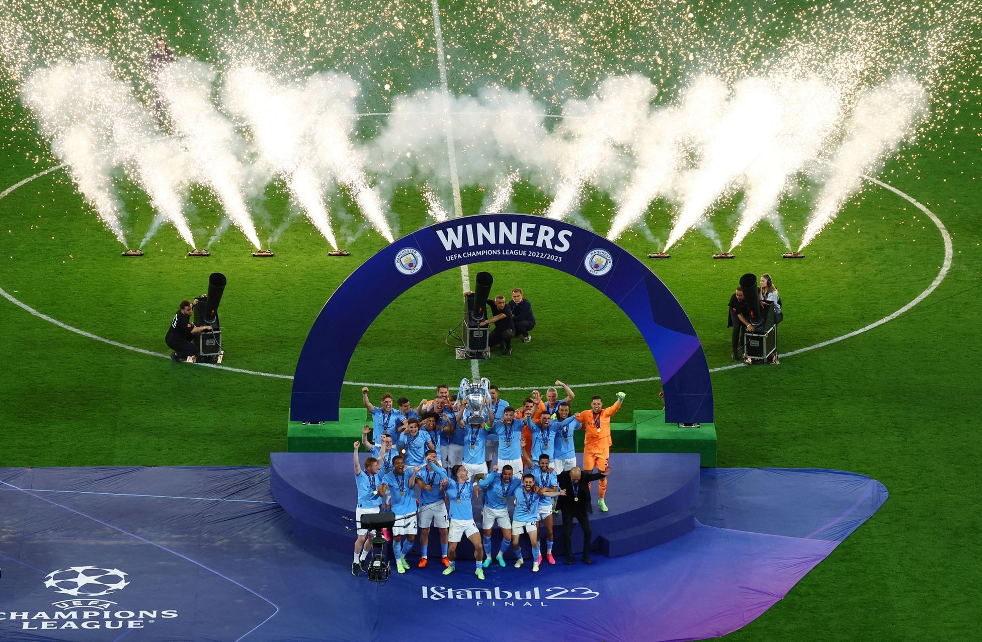 cl-jpeg-2018-1686526832 Man City nâng cup Champions League trên sân Ataturk, Istanbul, Thổ Nhĩ Kỳ ngày 10/6, hoàn tất cú ăn ba danh hiệu lón mùa này. Ảnh: Reuters