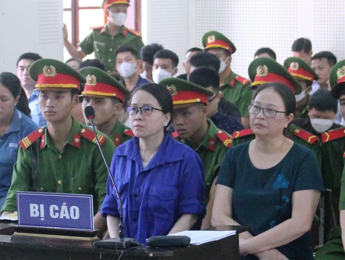 co-giao-dung-nghe-an-7083-1686550840 Bị cáo Dung (hàng đầu, ngồi giữa) tại phiên xử sáng nay. Ảnh: Đức Hùng
