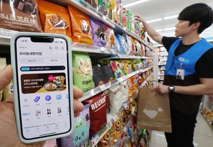 cua-hang-tien-loi-7560-1685596857 Một nhân viên cửa hàng tiện lợi ở Seoul đang sắp xếp hàng hóa trên kệ, ngày 5/5. Ảnh: Yonhap