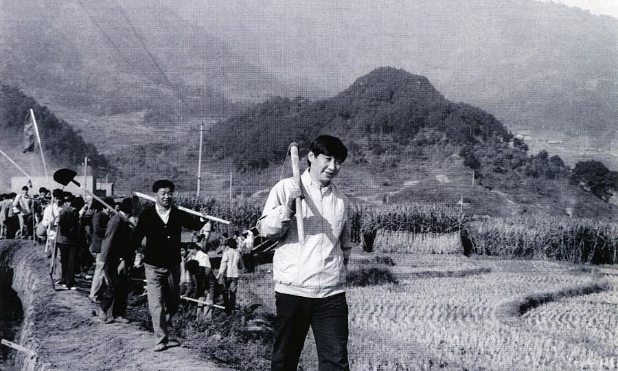 f201212240902452718727657-1685-6127-3289-1685609748 Ông Tập Cận Bình (ngoài cùng bên phải), khi đó là bí thư tỉnh ủy Ninh Đức, đi làm đồng trong chuyến công tác nông thôn năm 1988. Ảnh: Xinhua