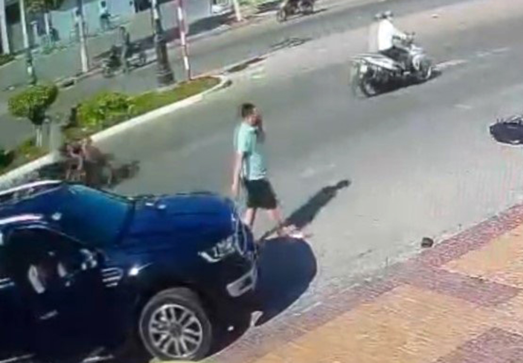 hien-truong-vu-nu-sinh-bi-tong-8334-8374-1686205805 Cựu thiếu tá Hoàng Văn Minh bước xuống xe vừa đi vừa nghe điện thoại sau khi gây tai nạn khiến nữ sinh Hồ Hoàng Anh tử vong tại TP Phan Rang - Tháp Chàm. Ảnh:Cắt từ camera an ninh