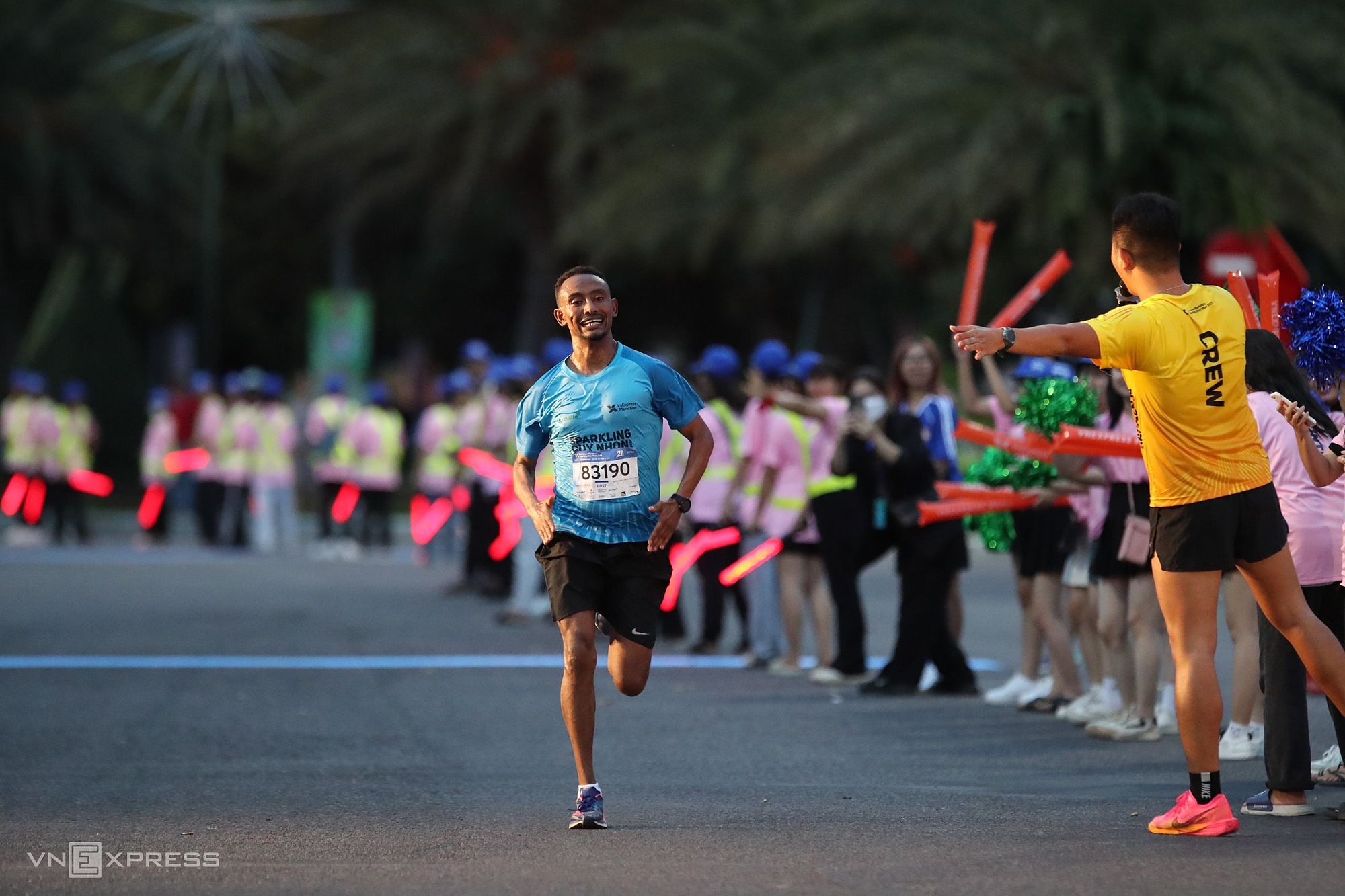 img-7422-jpg-1686450917-4725-1686451314 Abraham Getahun khi về đích cự ly 21km sáng 11/6. Ảnh: VM