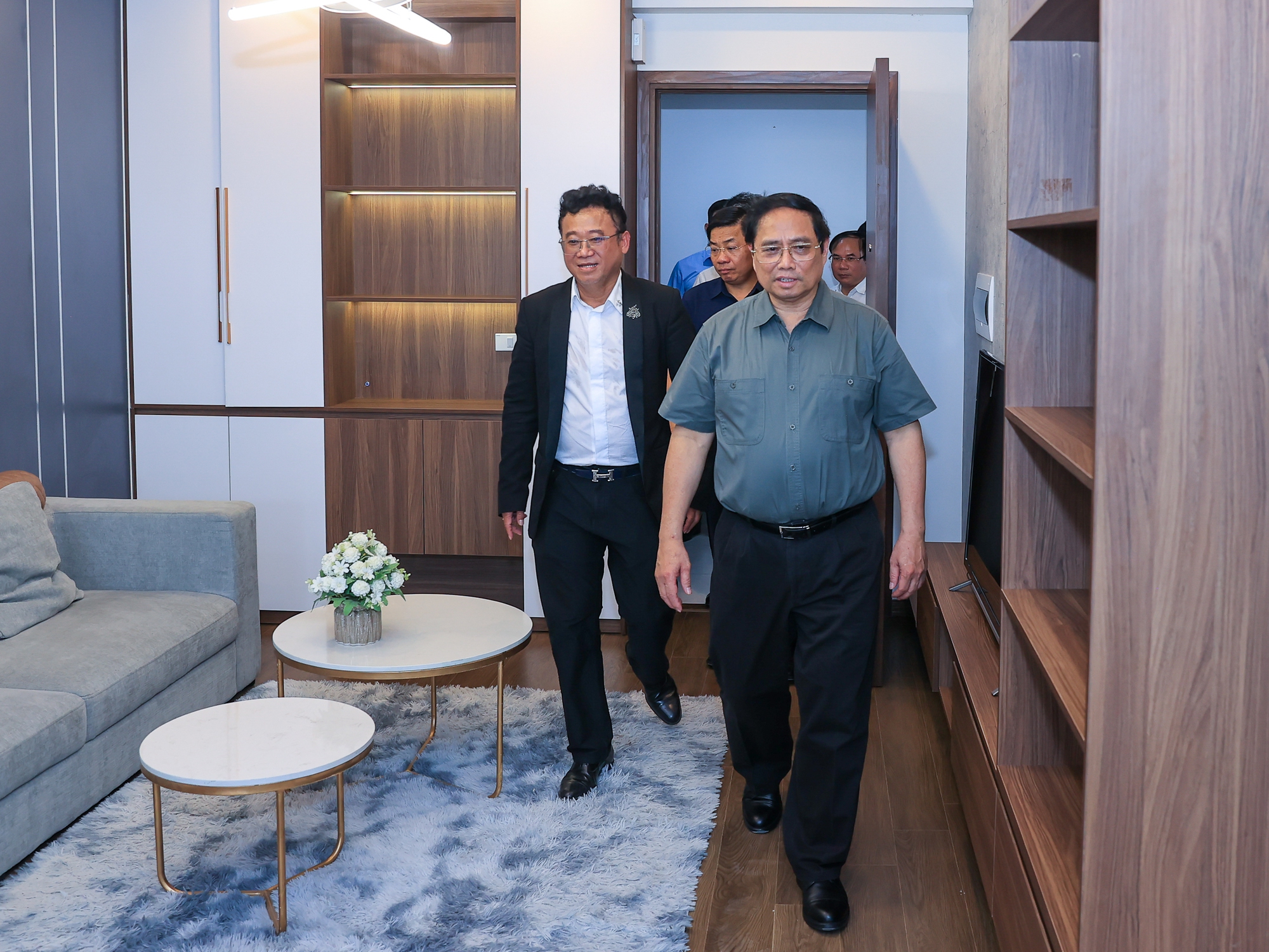 Thủ tướng thăm căn mẫu dự án nhà ở xã hội tại thị trấn Nếnh, tỉnh Bắc Giang, chiều 16/6. Ảnh: Nhật Bắc