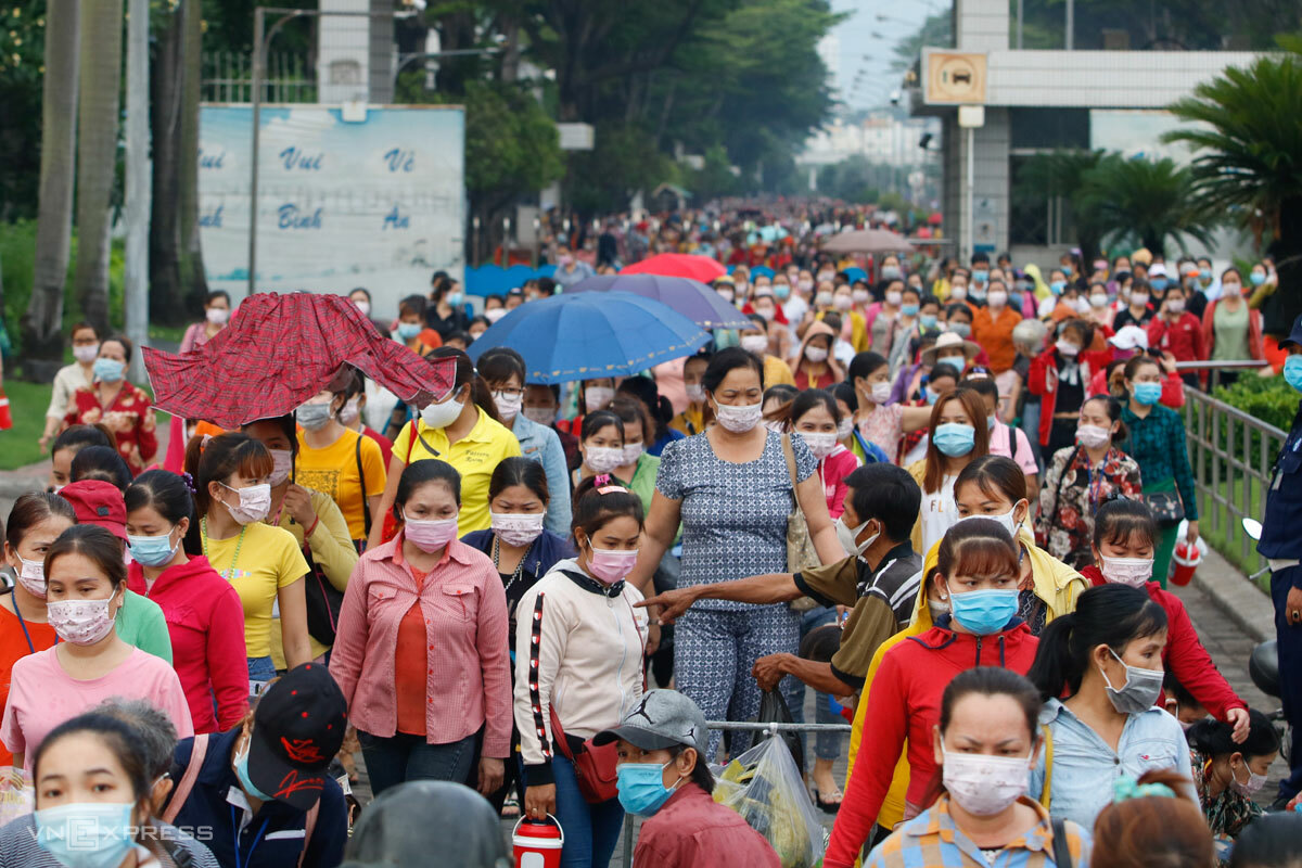 Công nhân Pouyuen sau giờ tan ca, tháng 6/2021. Ảnh: Như Quỳnh