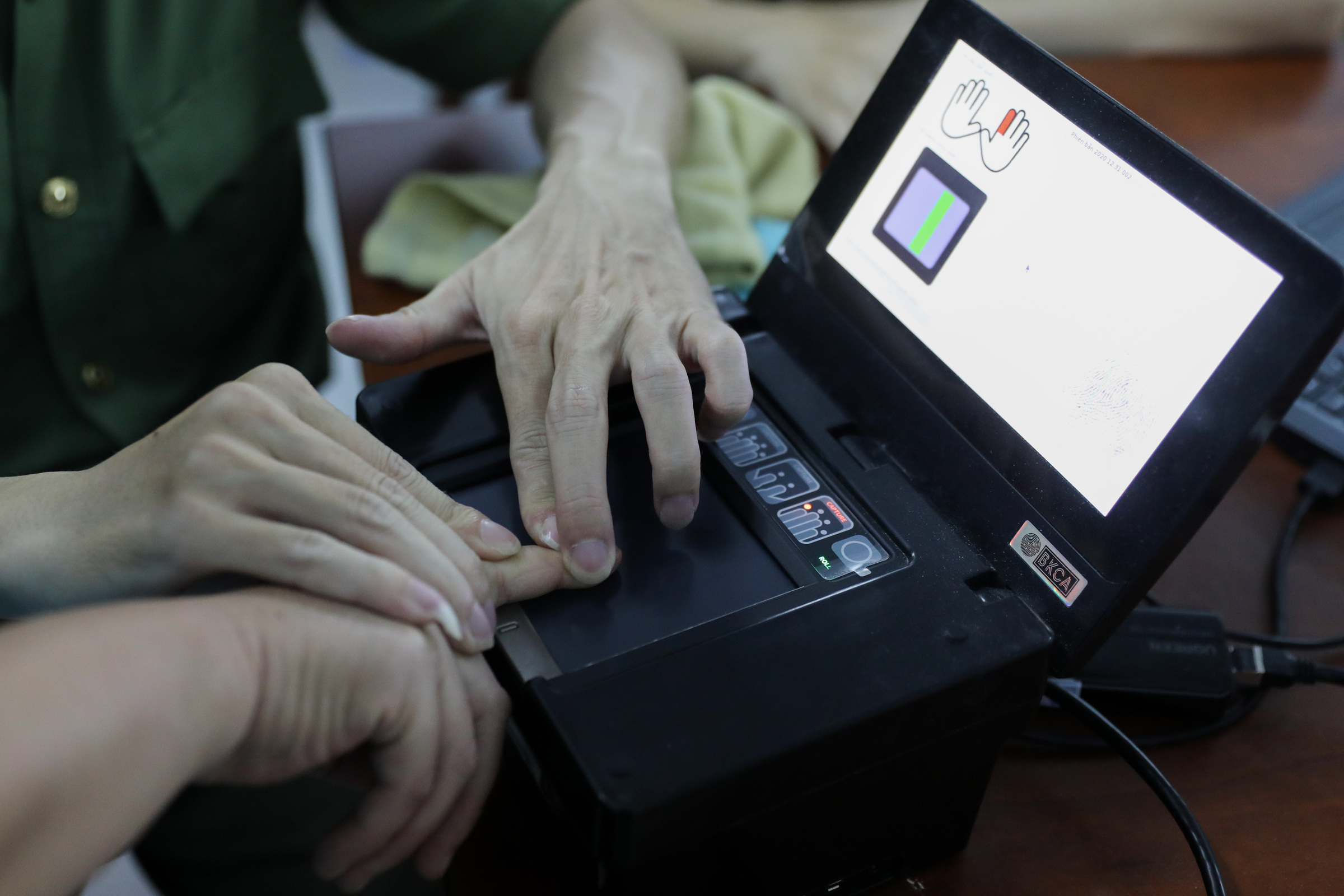 quyn7088-8801-1685629928 Người dân đến làm căn cước công dân gắn chip tại TP Thủ Đức, tháng 3/2021. Ảnh: Quỳnh Trần