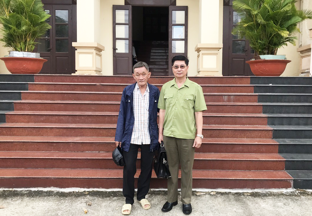 trinh-dan-cuong-1-6818-1686381883 Ông Trịnh Dân Cường cùng người đại diện theo pháp luật đến tòa hòa giải ngày 9/6. Ảnh: Công Trung