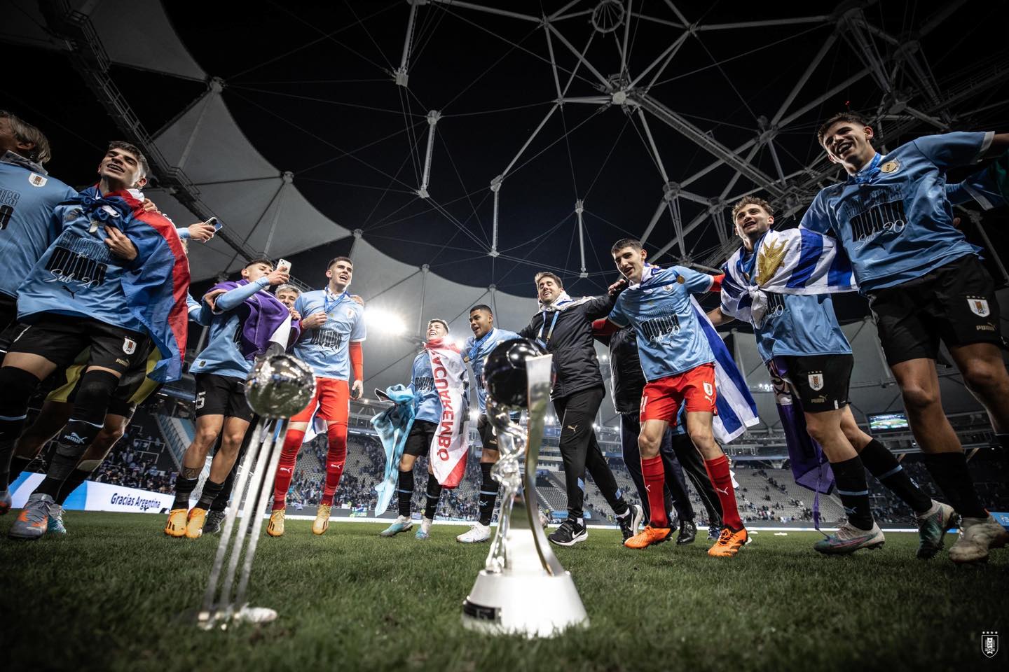 u20-uruguay-vo-dich-u20-world-4398-4975-1686537554 U20 Urugay nhảy múa ăn mừng quanh cup vô địch U20 thế giới. Ảnh: AUF