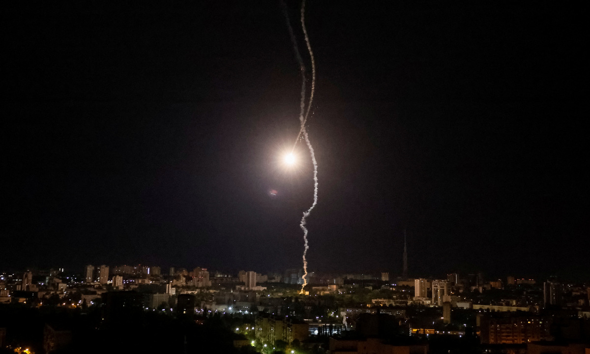 ukraine-254-jpg-1198-1685668455 Vật thể bốc cháy trên bầu trời Kiev trong cuộc không kích rạng sáng 16/5. Ảnh: Reuters