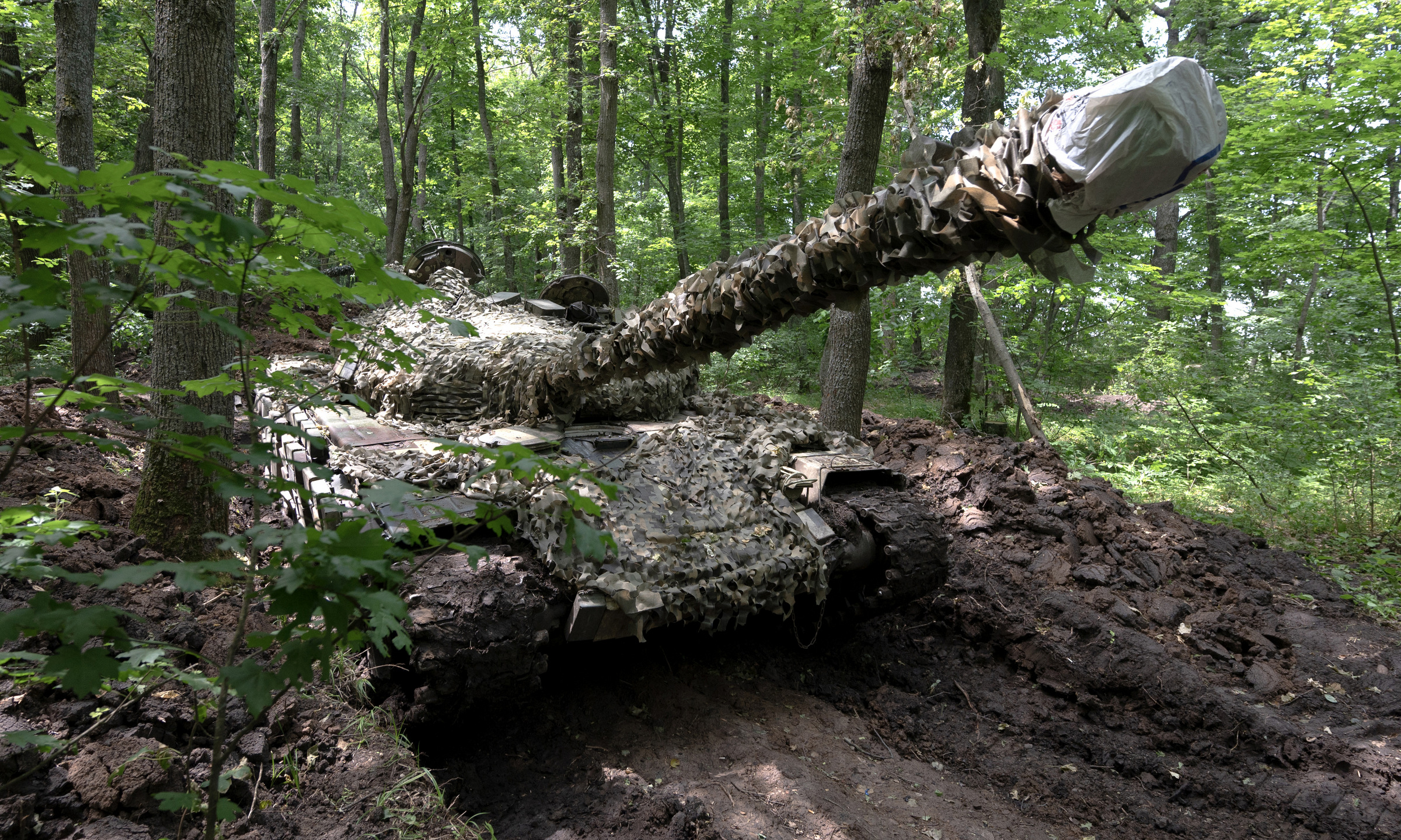 ukraine-268-5320-1686958283 Xe tăng Ukraine triển khai gần tiền tuyến ở tỉnh Kharkov hôm 15/6. Ảnh: AFP