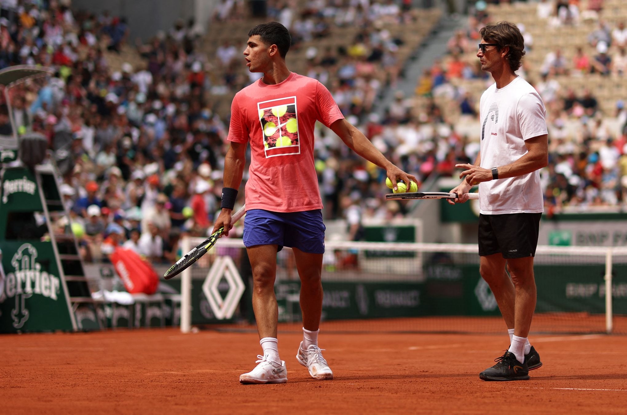 xvmf2af5484-0544-11ee-8de7-e9b-9532-9286-1686206824 Ferrero (phải) và Alcaraz trong buổi tập tại Roland Garros hôm 7/6. Ảnh: ATP