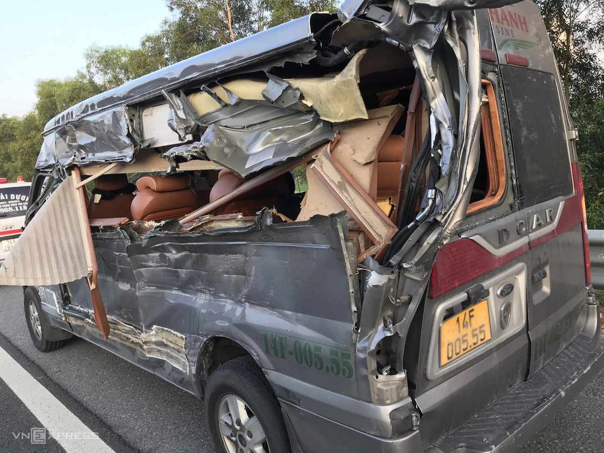 356804918-512587561022969-3641-2919-5005-1689945885 Xe khách biến dạng sau tai nạn, chiều 21/7. Ảnh: Lê Tân