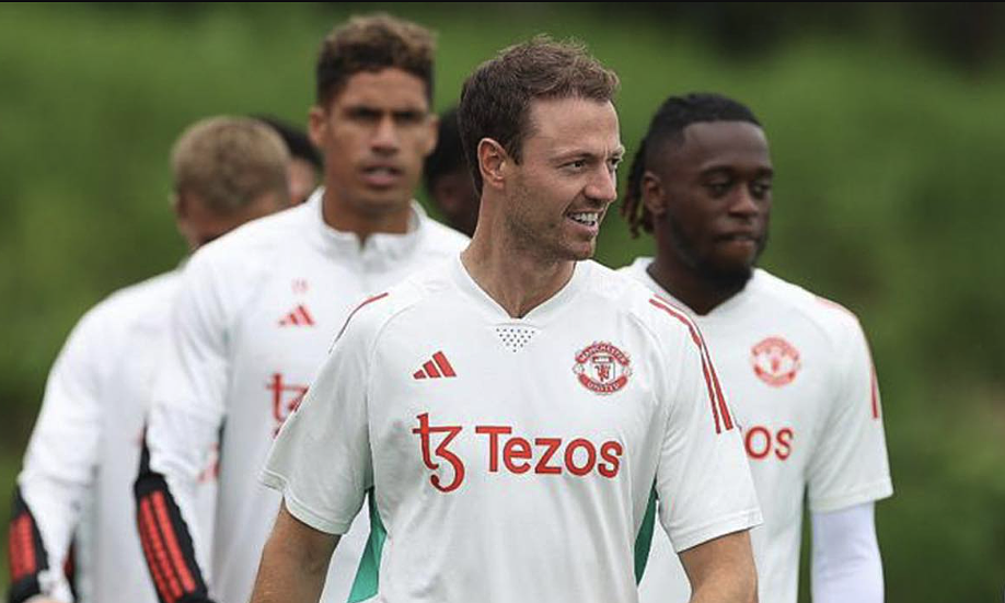 screenshot-2023-07-19-at-10-46-7079-8786-1689738485 Evans gây ấn tượng với Ten Hag khi tập cùng đội một Man Utd. Ảnh: Man Utd