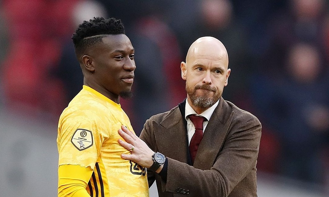Ten Hag động viên Onana sau một trận đấu thời cả hai còn phụng sự Ajax. Ảnh: ANP