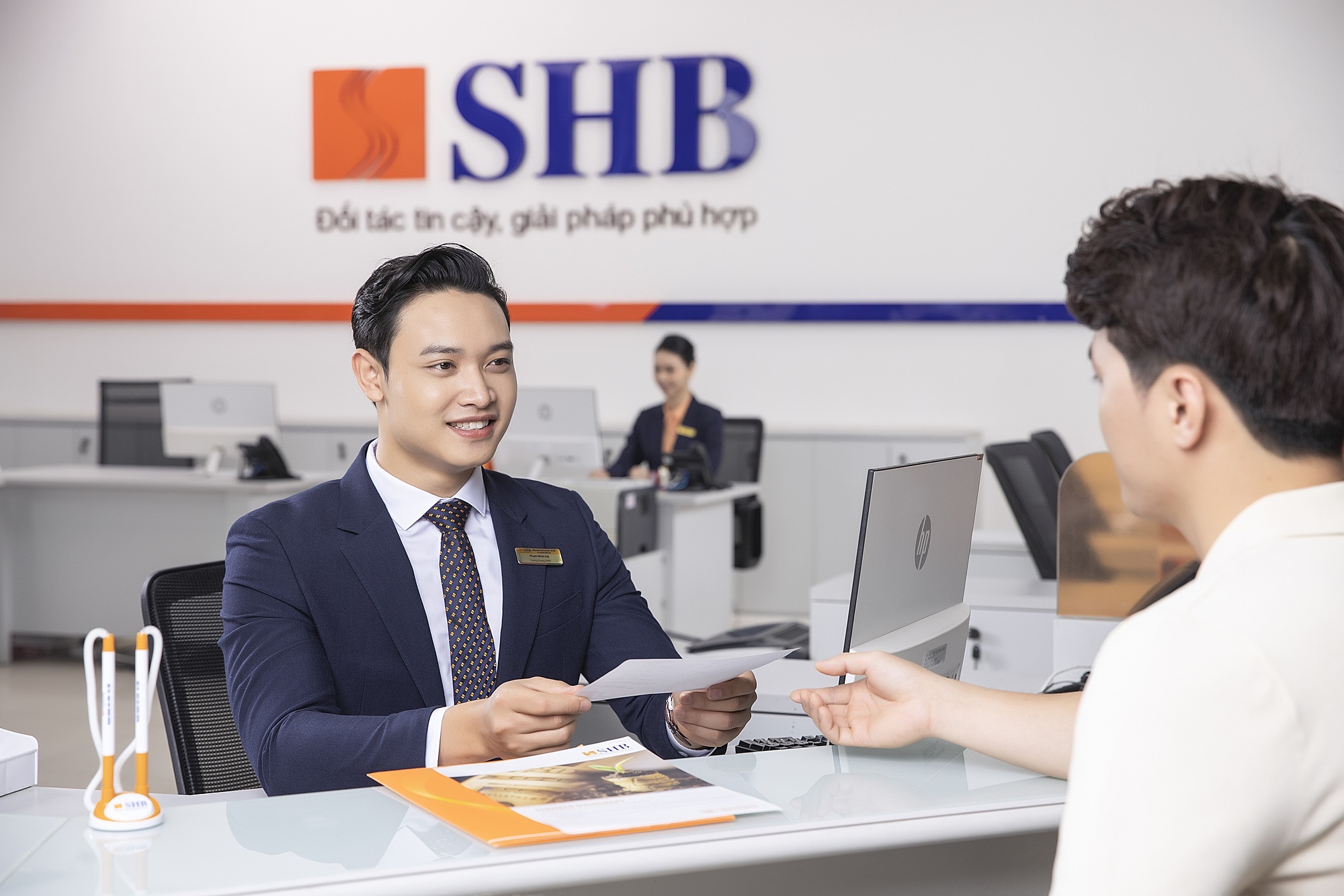 008a0086-1690852944-1498-1690852956 Nhân viên tư vấn cho khách tới giao dịch. Ảnh: SHB