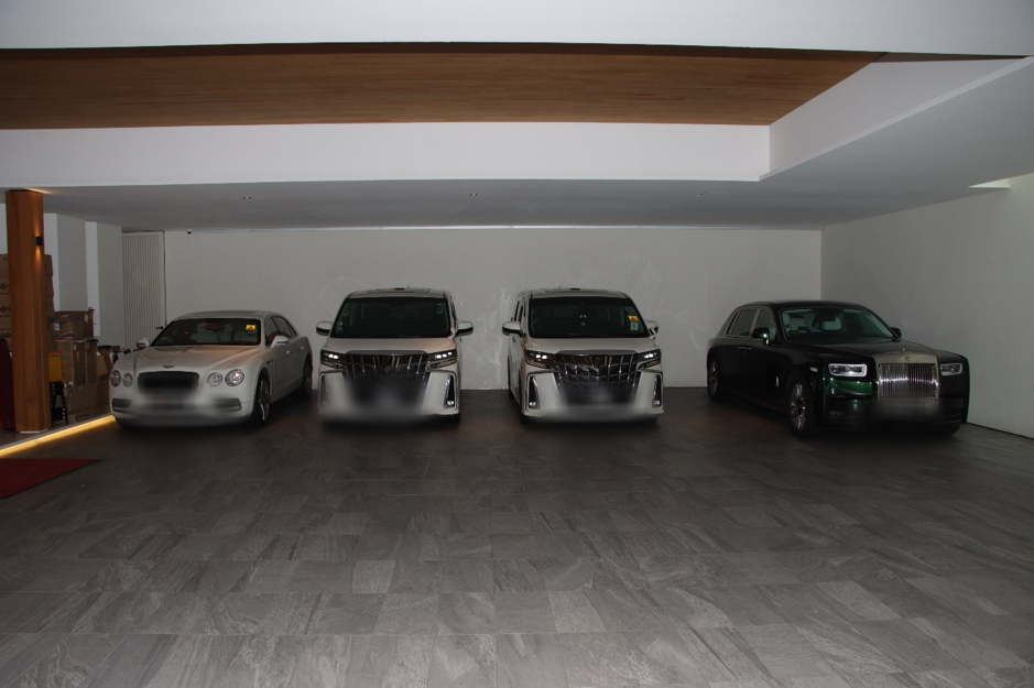 24-20230816-10-foreign-nationa-3607-2512-1692239133 Dàn xe sang bị đóng băng sau vụ triệt phá đường dây rửa tiền Singapore ngày 15/8. Ảnh: SDF