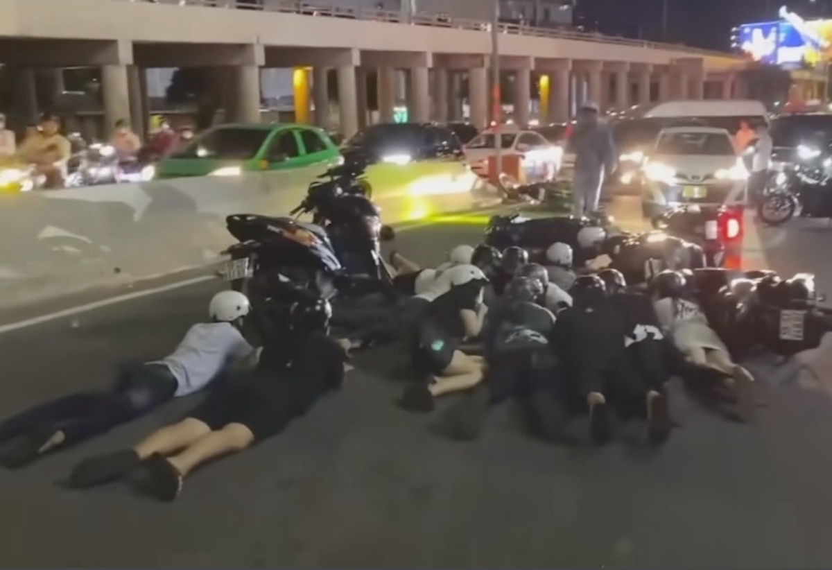8e212da956a784f9ddb6-5139-1692149099 Hàng chục thanh niên đua xe trái phép bị cảnh sát khống chế, bắt nằm sấp ở trên cầu Sài Gòn. Ảnh: Công an cung cấp