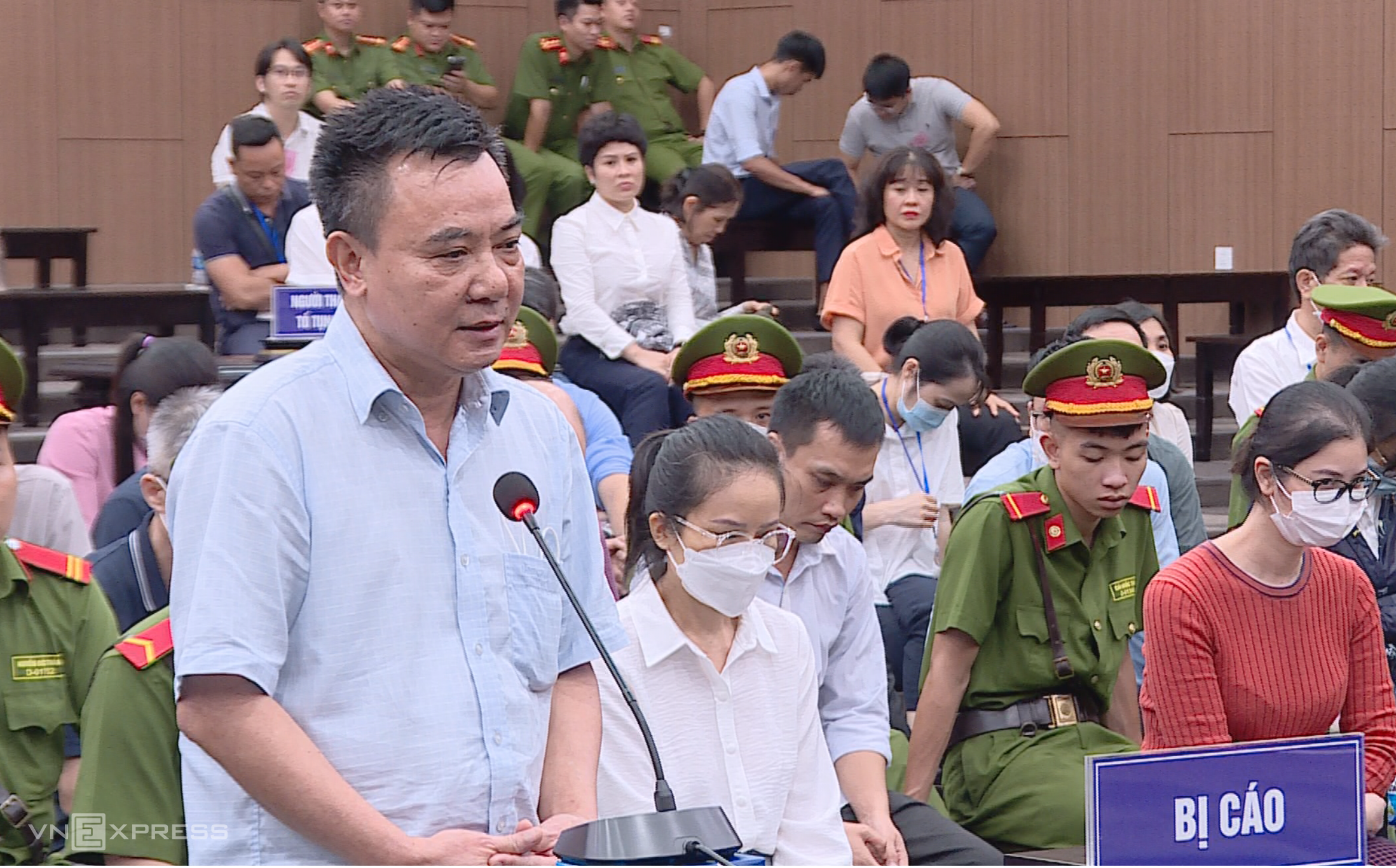 Cựu thiếu tướng, cựu phó Giám đốc Công an Hà Nội Nguyễn Anh Tuấn tại tòa. Ảnh: Ngọc Thành