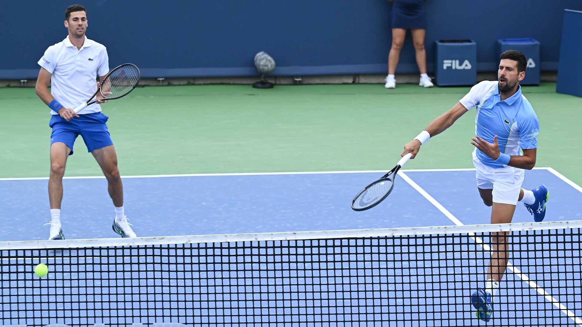 cacic-djokovic-cincinnati-2023-5393-9569-1692133370 Djokovic (phải) mắc nhiều lỗi khiến anh và đồng đội Cacic bị loại sớm ở nội dung đôi nam tại Cincinnati. Ảnh: ATP