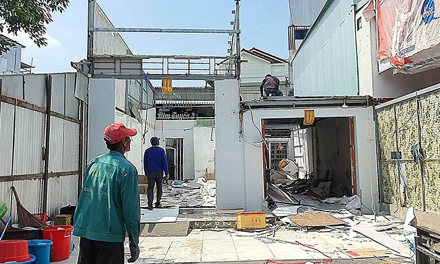 cuong-cha-nham-nha-9088-169277-1598-8020-1692775826 Nhà ông Nguyện (bên trái) bị tháo dỡ trong lúc cưỡng chế nhà kế bên. Ảnh: An Minh