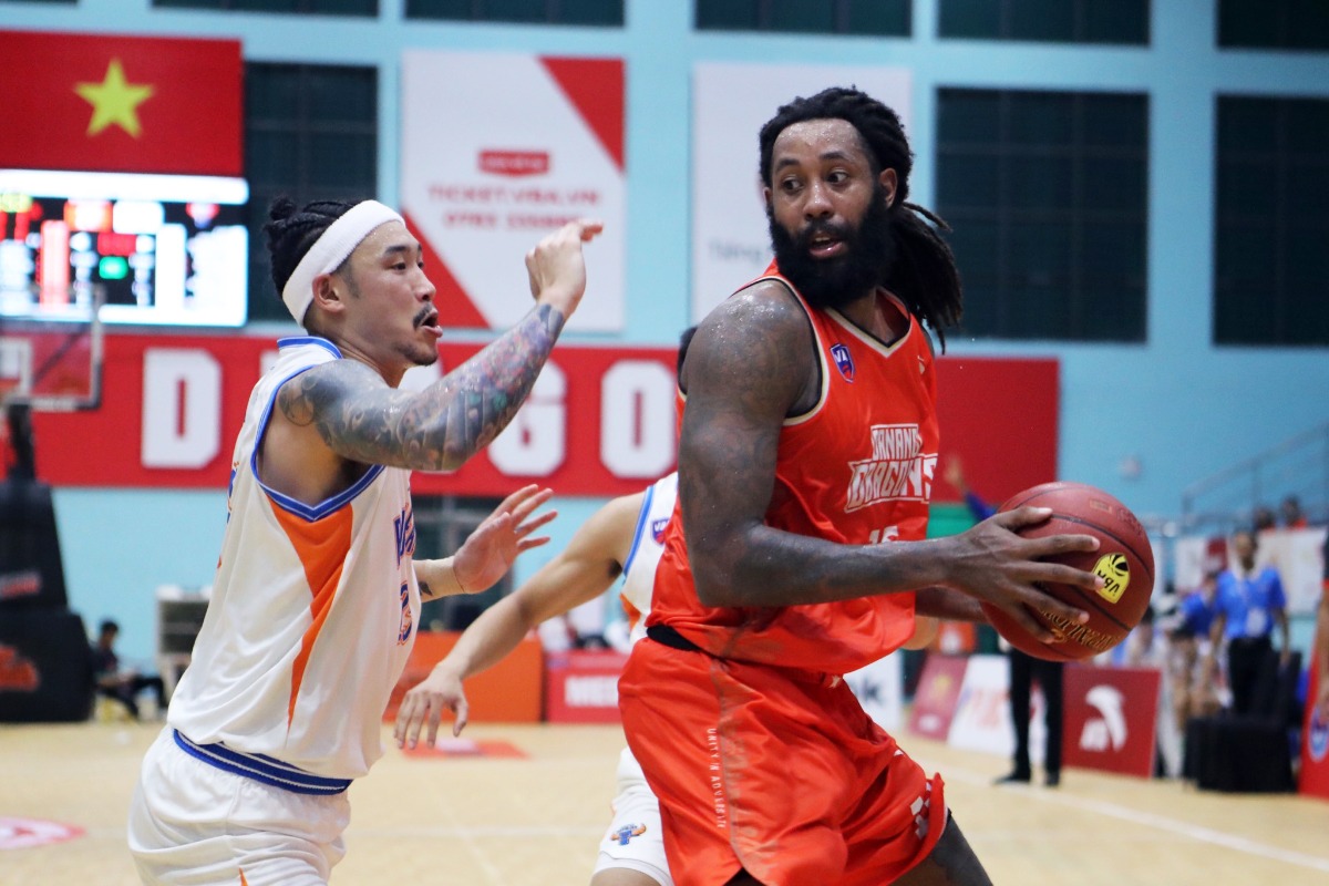 danang-dragons-hanoi-buffaloes-5073-8629-1692131832 Holder (phải) bị đuổi từ hiệp hai khiến Danang Dragons suy giảm sức mạnh trong trận gặp Hanoi Buffaloes hôm 15/8. Ảnh: VBA