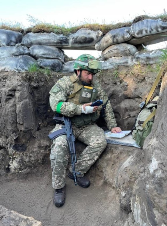foto1-2-1-9937-1692798901 Fedir Shandor dạy học trực tuyến từ chiến hào. Ảnh: Telegram