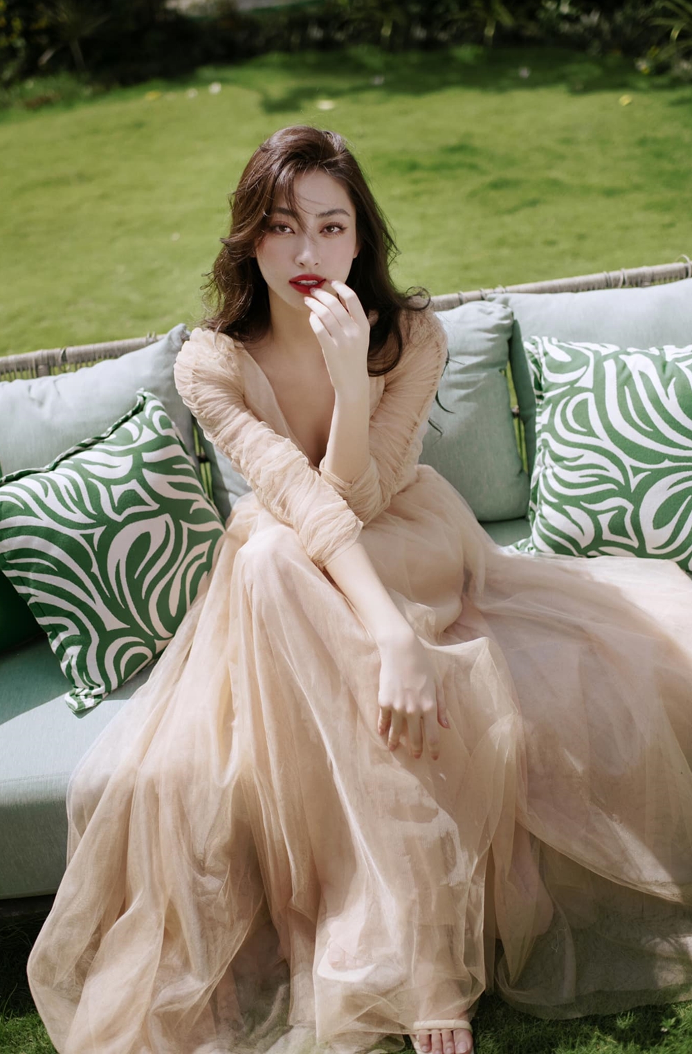 hoa-hau-luong-thuy-linh-56-6342-1692090705 Ngày 15/8, hoa hậu Lương Thùy Linh tung bộ ảnh đón sinh nhật theo phong cách tiểu thư. Cô chọn trang phục, cách trang điểm pha trộn nét cổ điển - hiện đại như váy voan, son đỏ.