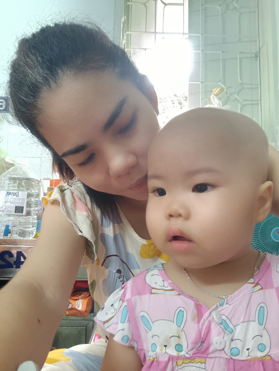 img-8256-jpg-8591-1691930447 Chị Trần Thị Hiệp cùng con gái Ngọc Bích (2 tuổi) đang điều trị tại Bệnh viện Nhi đồng 2 (TP HCM), chiều 13/8. Ảnh: Nhân vật cung cấp