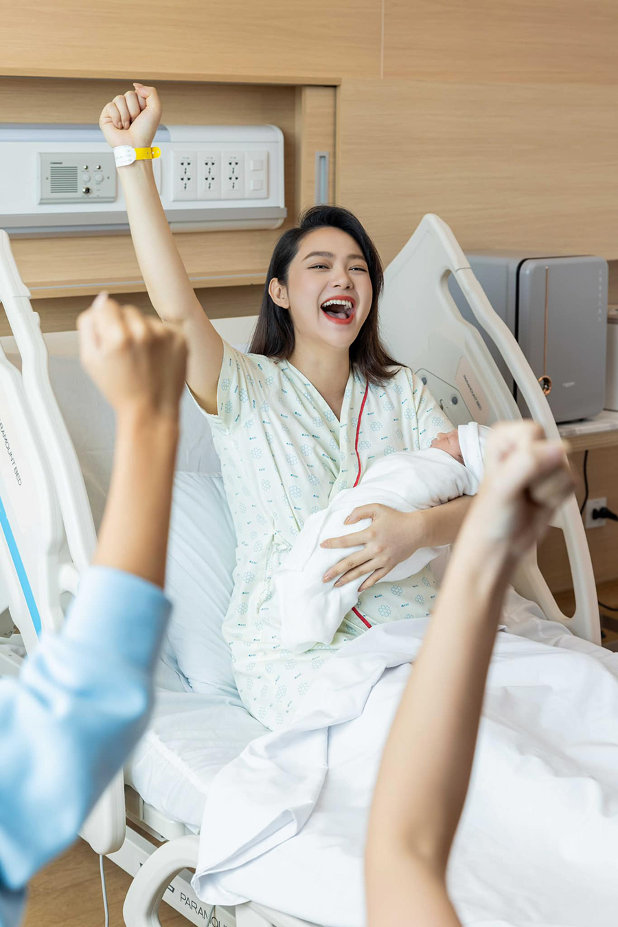 minh-hang-11-4045-1692792641 Minh Hằng hạnh phúc ôm con trai đầu lòng. Ảnh: Nhân vật cung cấp