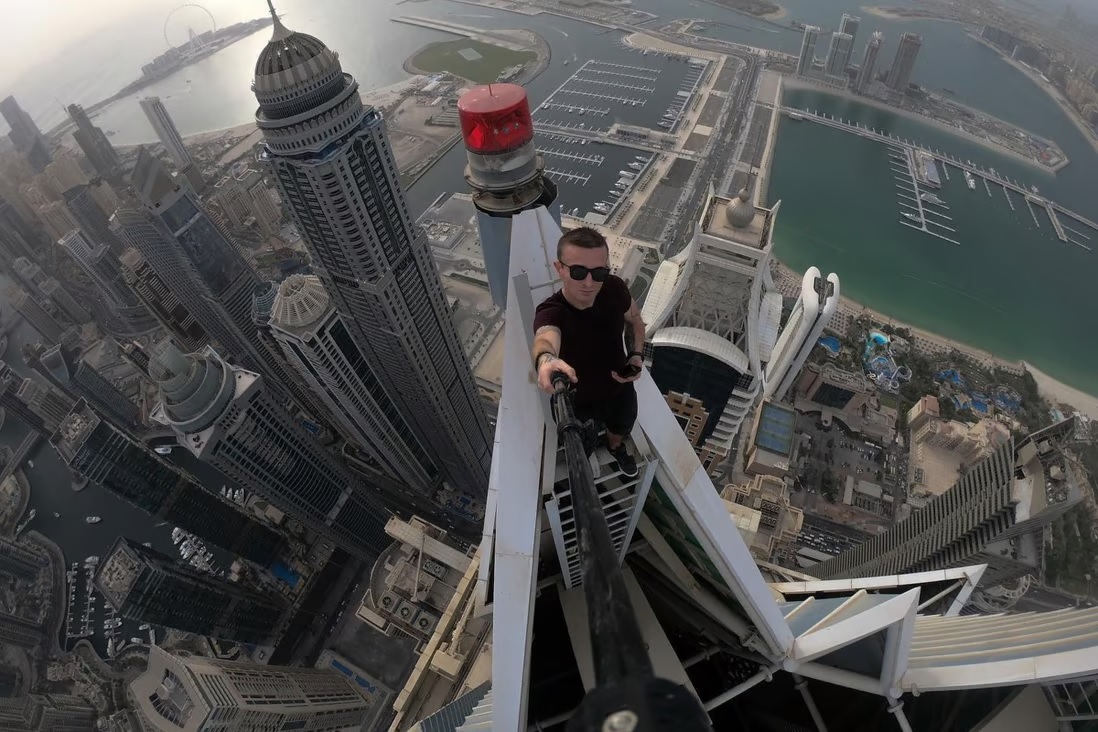 Remi Lucidi chụp selfie trên nóc tòa nhà cao 425 mét ở Dubai, Các Tiểu vương quốc Arab Thống nhất hồi tháng 6. Ảnh: Instagram/remnigma