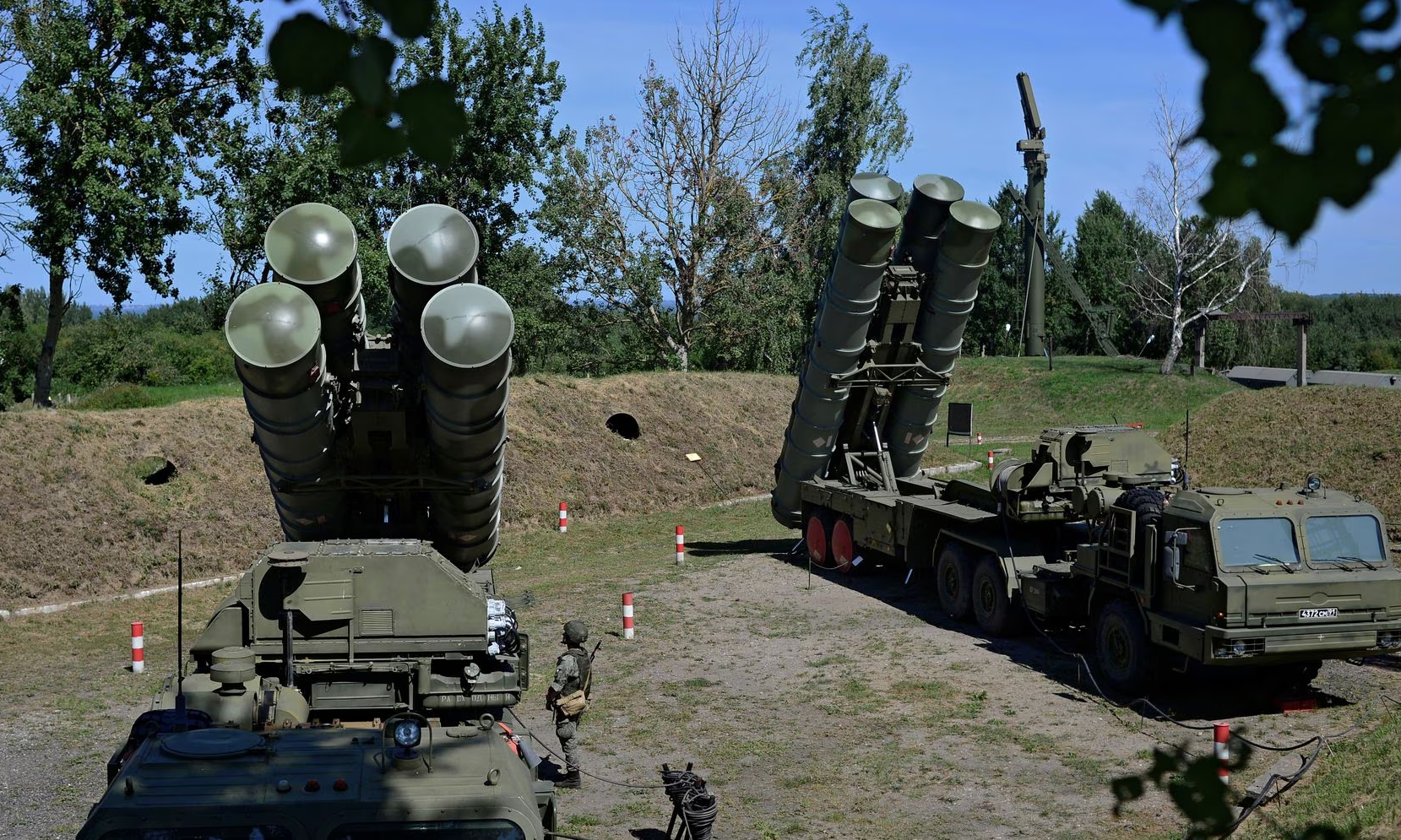 noname-1701-1692802538 Hệ thống S-400 của Nga trong cuộc diễn tập ở Kaliningrad hồi tháng 8/2020. Ảnh: Reuters