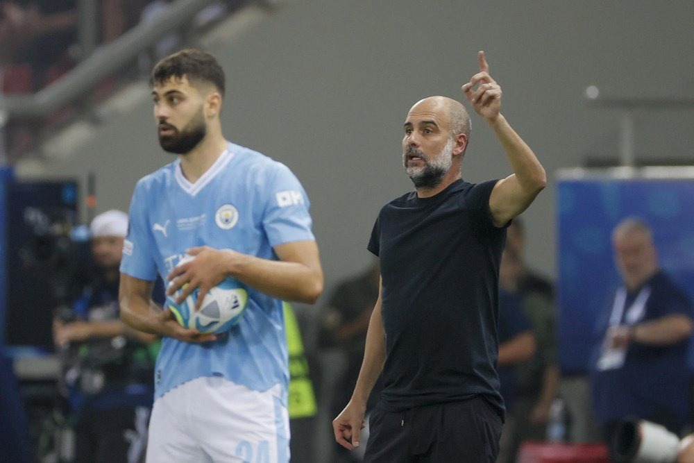 pep-guardiola-da-instrucciones-2873-8924-1692230456 Guardiola (phải) đứng bên cạnh tân binh Gvardiol trong trận Siêu cup châu Âu tại sân Georgios Karaiskakis hôm 16/8. Ảnh: EFE