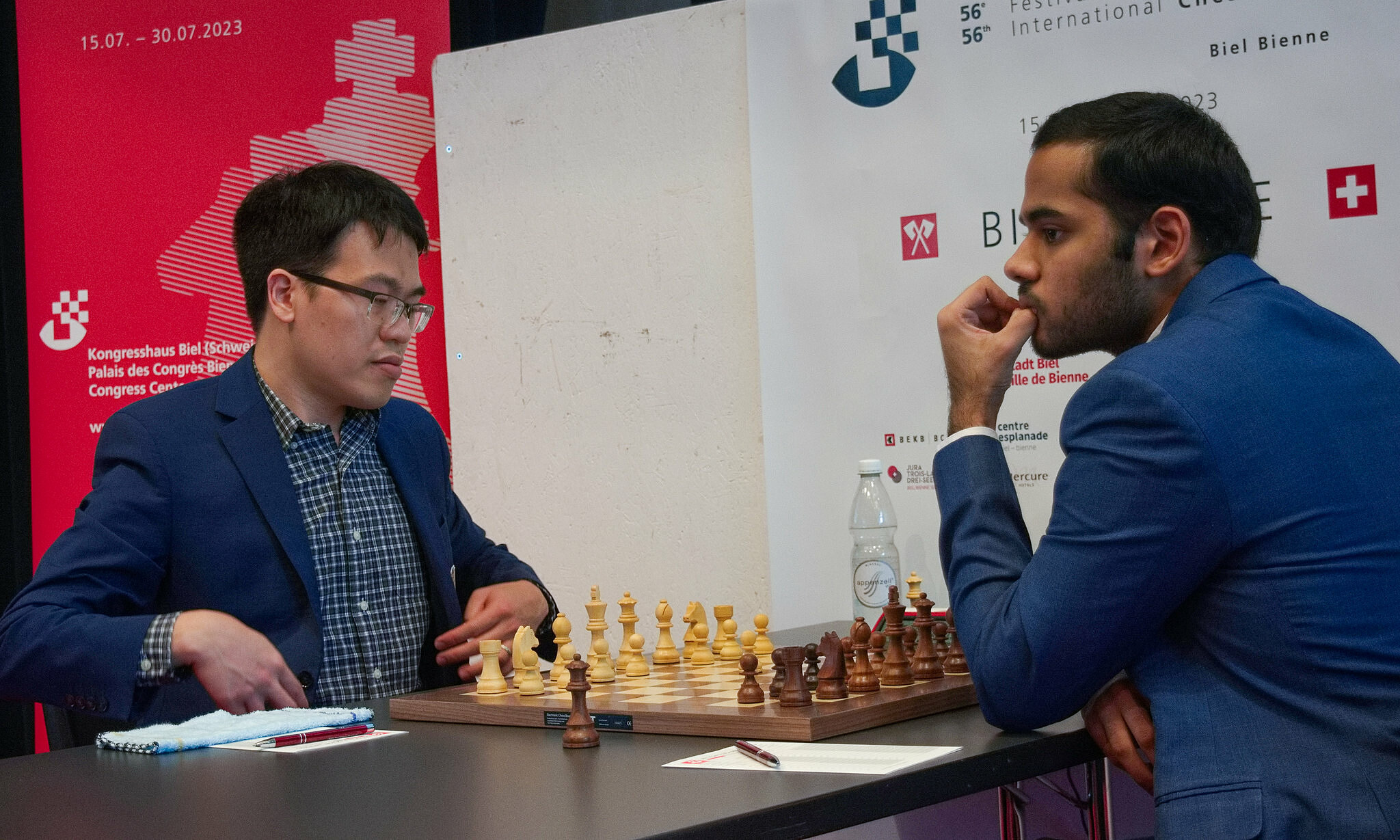 Lê Quang Liêm (trái) trước ván đấu với Arjun Erigaisi tại vòng bốn Biel Grandmaster, Thụy Sĩ ngày 21/7/2022. Ảnh: BCF