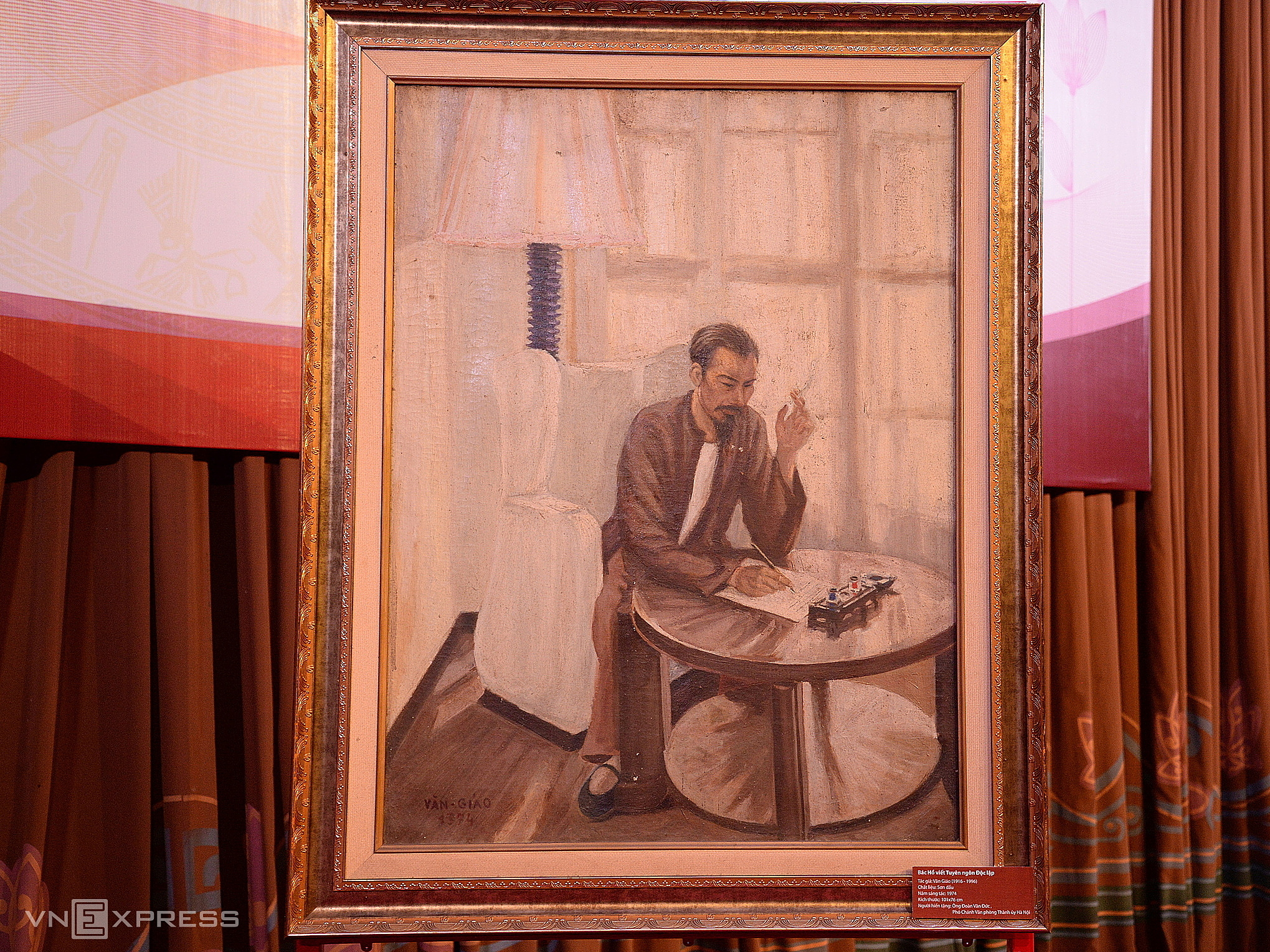 sha-9533-jpg-1692765064-169276-8048-7162-1692779493 Bức Bác Hồ viết Tuyên ngôn độc lập hoàn thành năm 1974, chất liệu Sơn Dầu của họa sĩ Văn Giáo. Ảnh: Sơn Hà