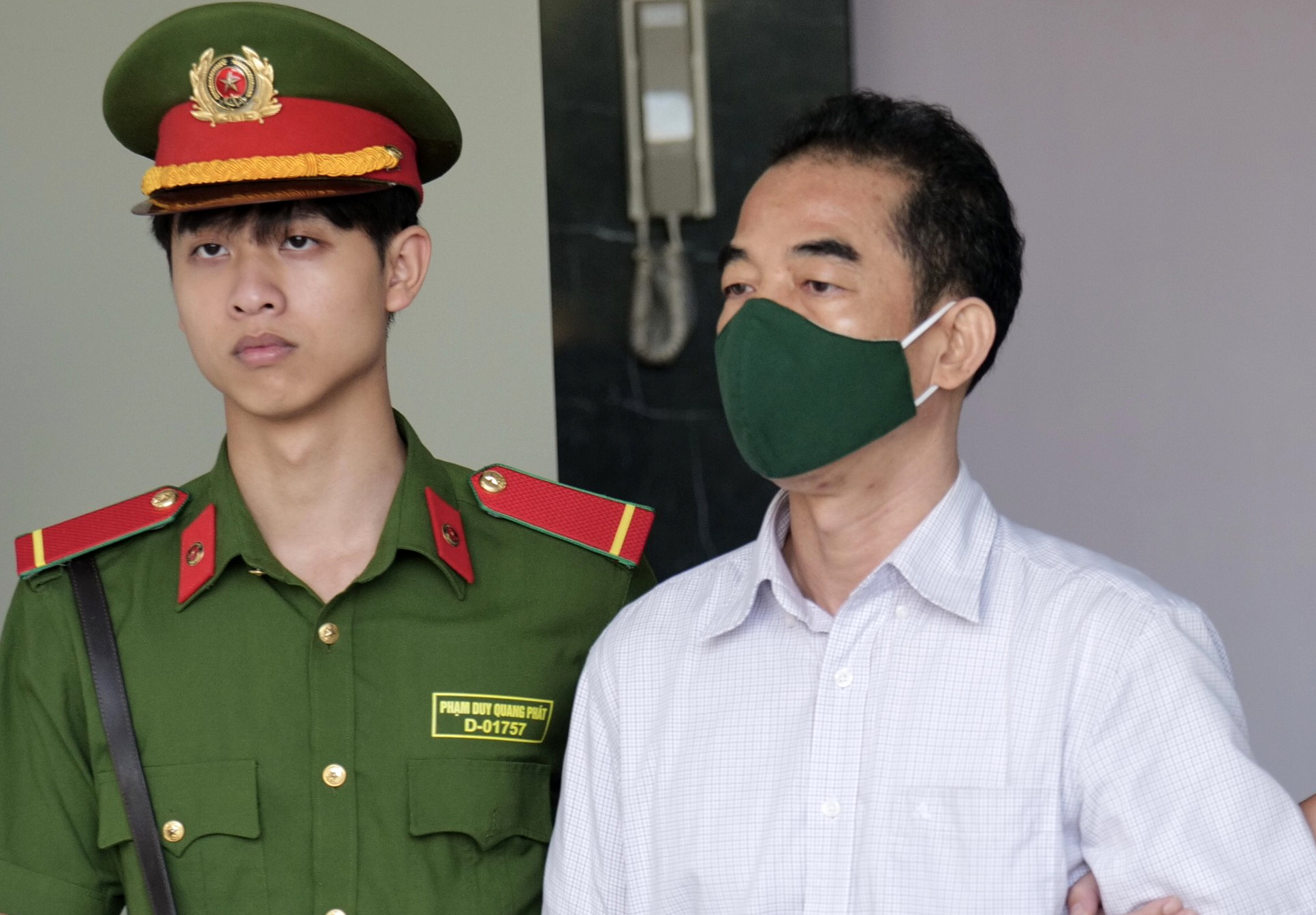 Cựu thứ trưởng Ngoại giao Tô Anh Dũng trong lần bị dẫn giải tới tòa. Ảnh: Ngọc Thành