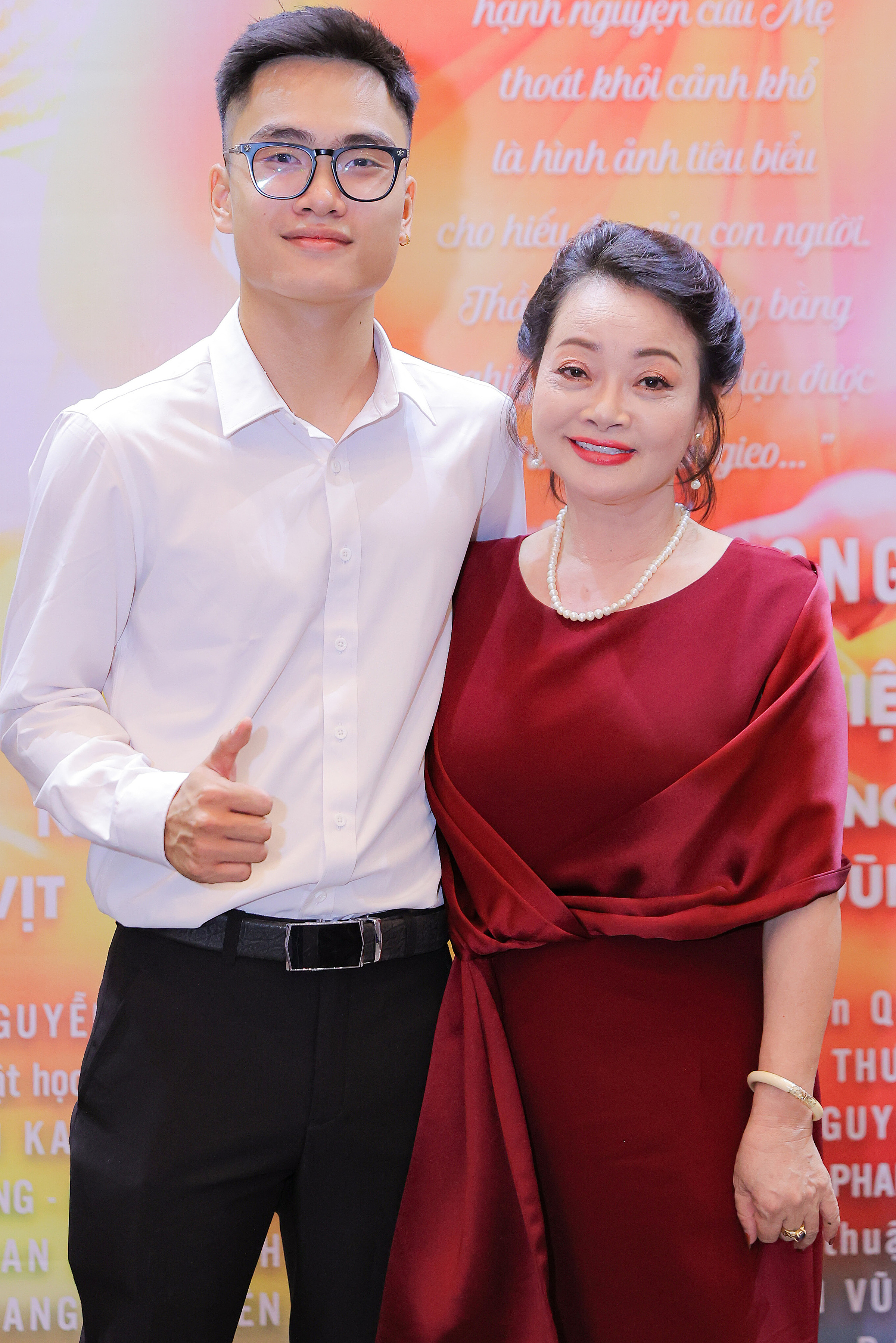 tra-my-1692155160-1692155547-1436-1692155694 Nghệ sĩ Trà My (56 tuổi) bên con trai Trọng Phúc (23 tuổi). Trà My từng là diễn viên Đoàn Cải lương Thái Bình, sau này nổi tiếng với nhiều vai hài. Trọng Phúc đang học ngành đạo diễn tại Đại học Sân khấu - Điện ảnh Hà Nội. Ảnh: Nhân vật cung cấp