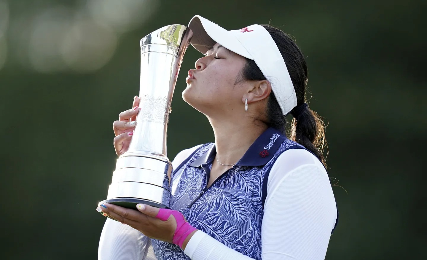 vu-jpeg-3972-1692108756 Lilia Vu nâng cup vô địch major Womens Open 2023 trên sân Walton Health, Surrey, Anh ngày 13/8. Ảnh: AP