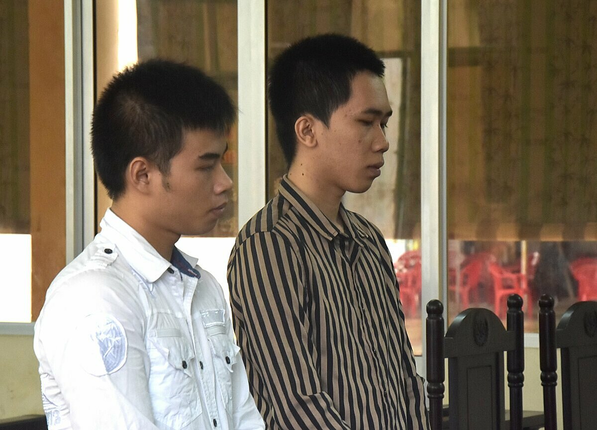 An Minh Đạt (áo sọc) và Sang tại tòa hôm nay. Ảnh: An Minh