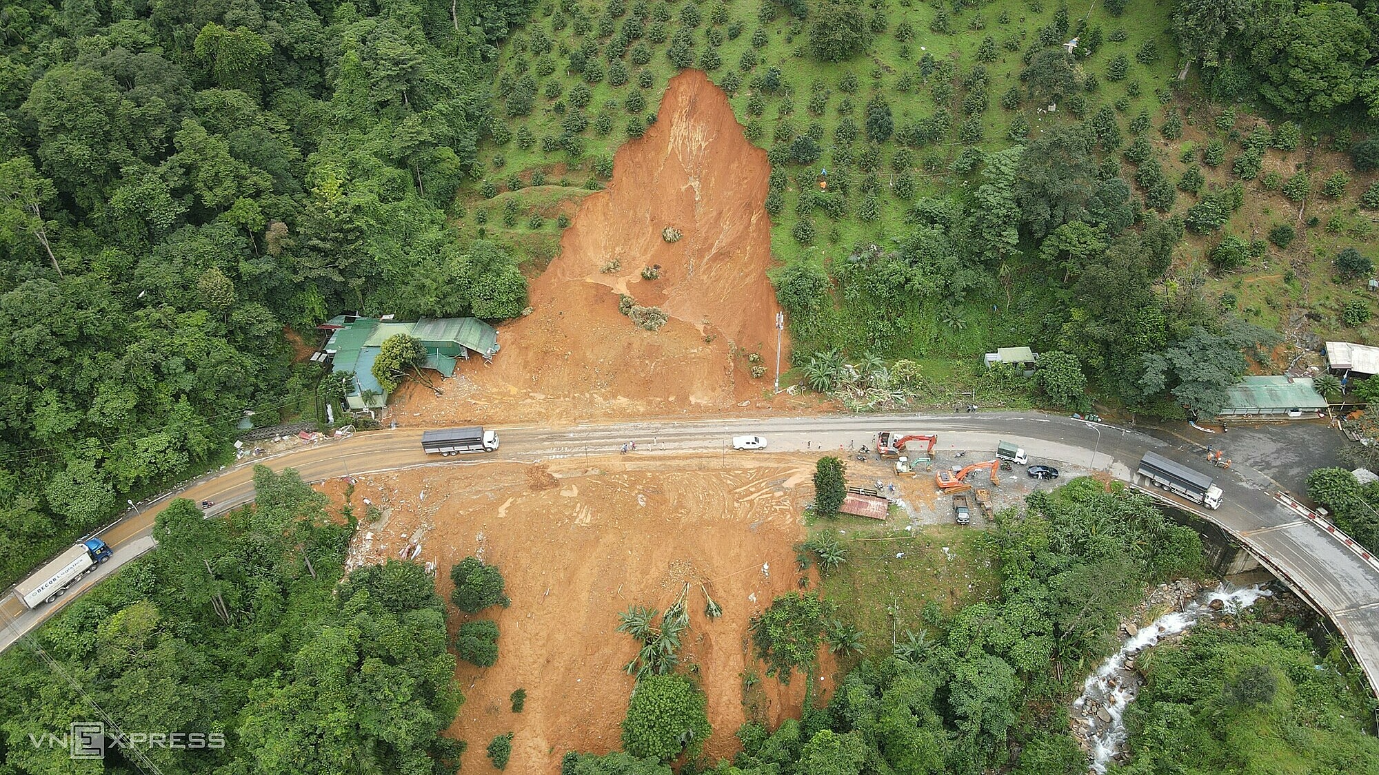 z4565375752721-ac35e64d1fb13fe-7315-7911-1690870618 Ôtô chạy qua khu vực sạt lở đã được dọn dẹp, sáng 1/8. Ảnh: Phước Tuấn