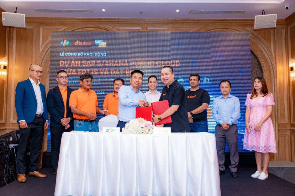 Đại diện FPT IS và Dat Bike tại lễ ký kết dự án triển khai SAP S/4HANA Public Cloud. Ảnh: FPT IS