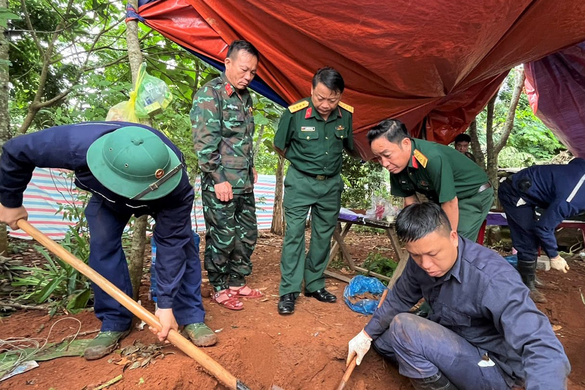 1-5661-1721175052-1 Khu vực Đoàn kinh tế Quốc phòng 337 tìm thấy hài cốt. Ảnh: Duy Đông
