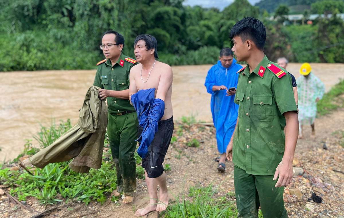 Anh Phú được ứng cứu vào bờ an toàn. Ảnh: Công an huyện Tây Giang