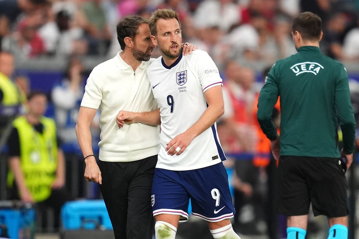 Southgate trao đổi với Harry Kane trong trận Anh hòa Đan Mạch ở vòng bảng Euro 2024. Ảnh: PA