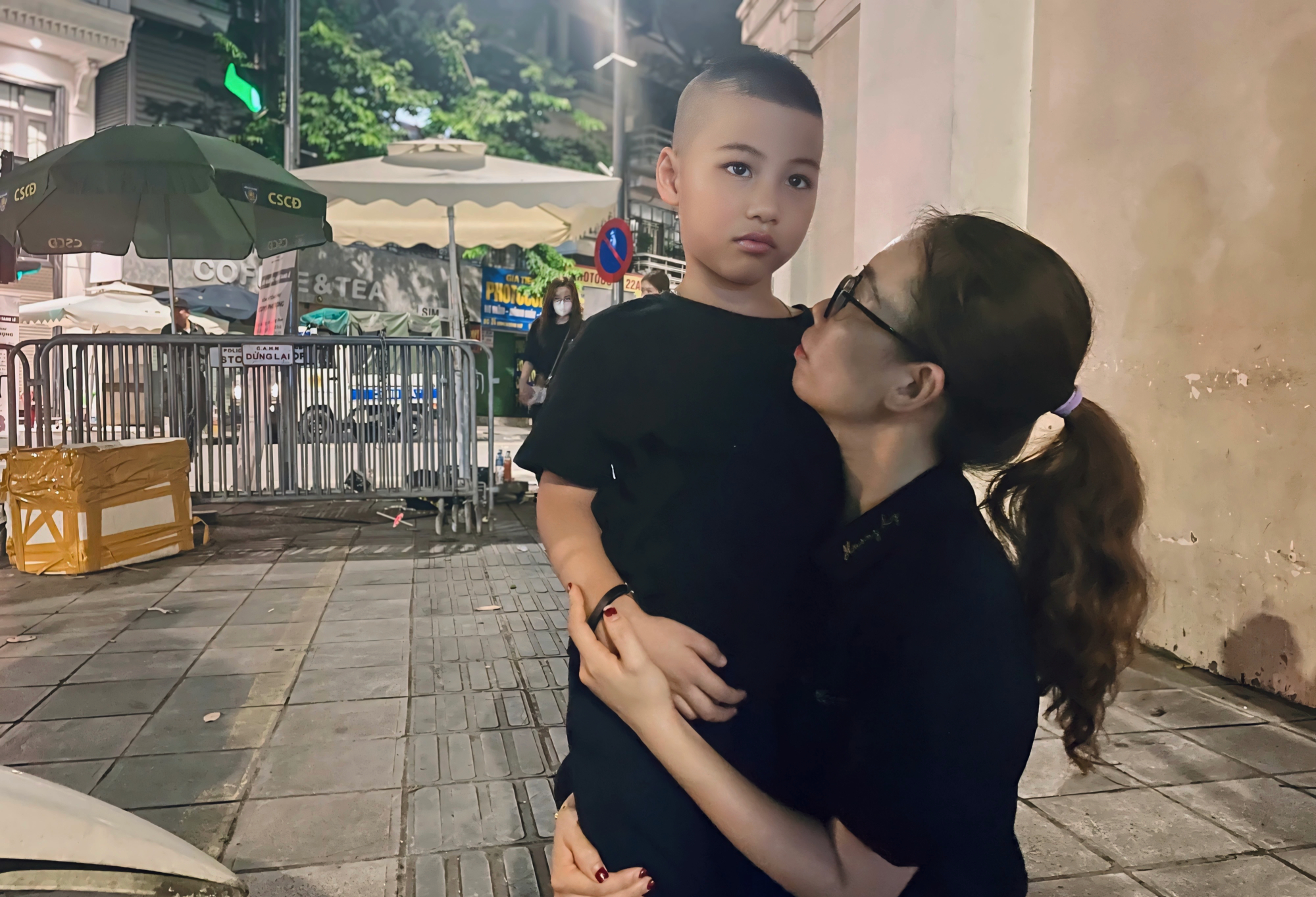 Mẹ con Hương Ly, ở quận Thanh Xuân viếng Tổng Bí Thư lúc 23h30 phút, tại Nhà tang lễ quốc gia. Ảnh: Phan Dương