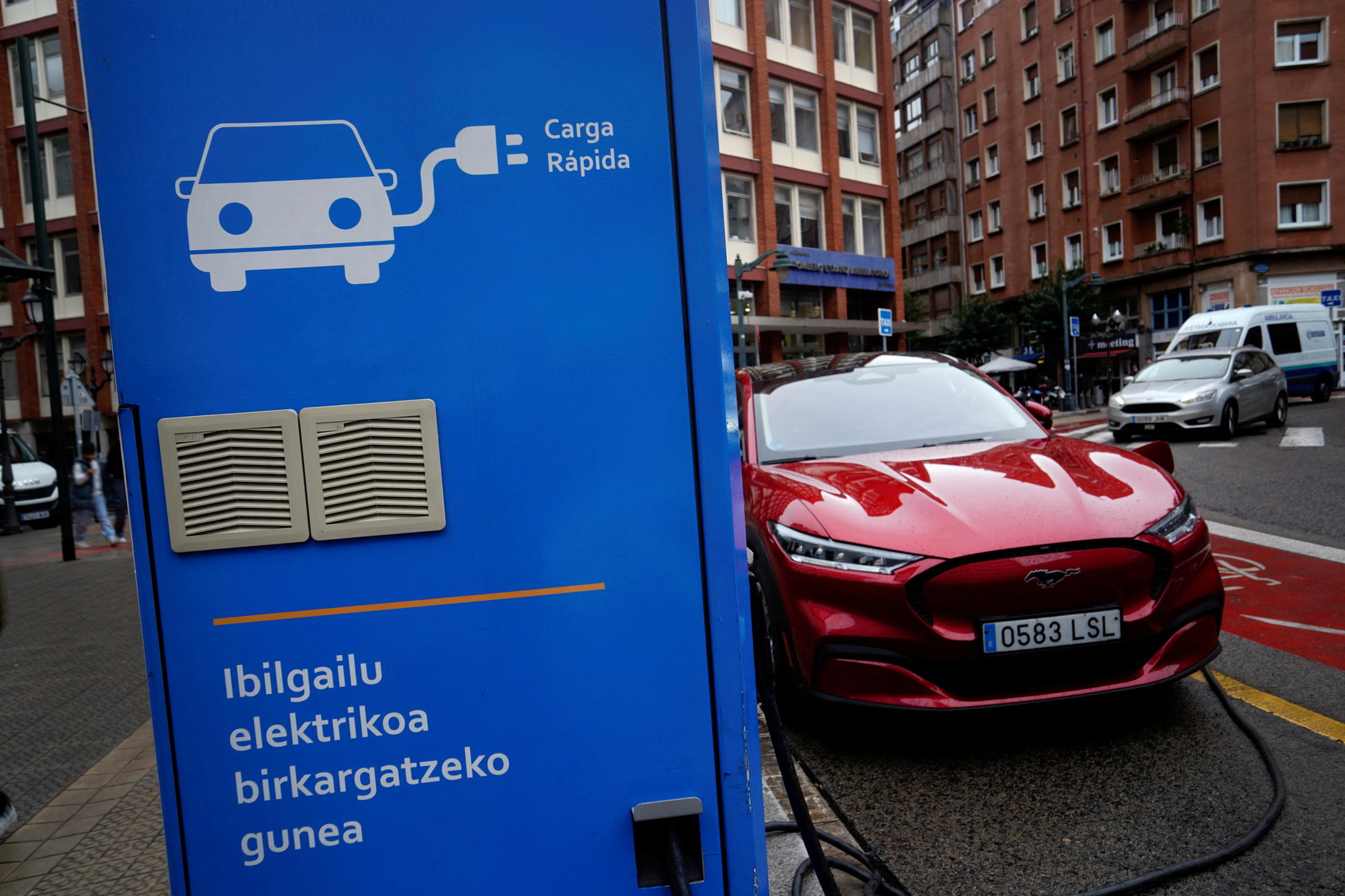 Một chiếc xe điện Ford Mustang Mach-e sạc ở Bilbao, Tây Ban Nha, ngày 10/11/2023. Ảnh Reuters