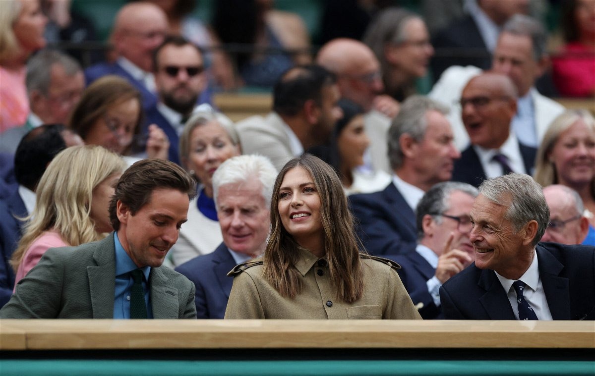 Sharapova (giữa) và bạn trai Gilkes trên khán đài sân Trung tâm ở Wimbledon hôm 3/7. Ảnh: Reuters